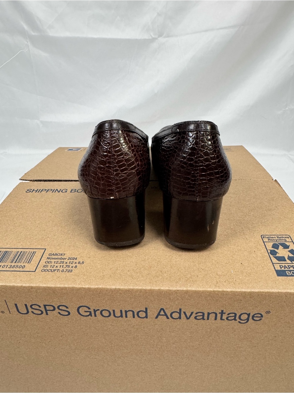 Salvatore Ferragamo Brown Croc Embossed Leather Pumps Heels Gold Logo 9 Italy - Picture 5 of 13